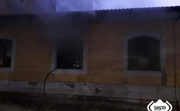 Bomberos sofocan un incendio en una vivienda de Mieres