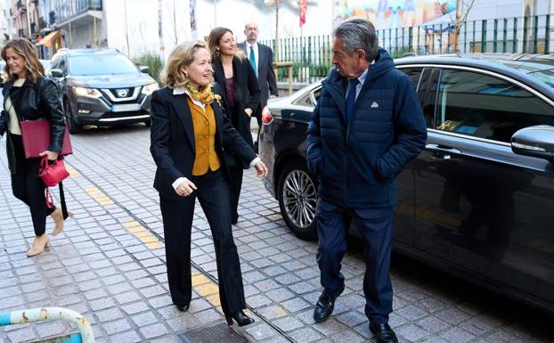Calviño sostiene que los trenes de Asturias y Cantabria contarán con financiación europea
