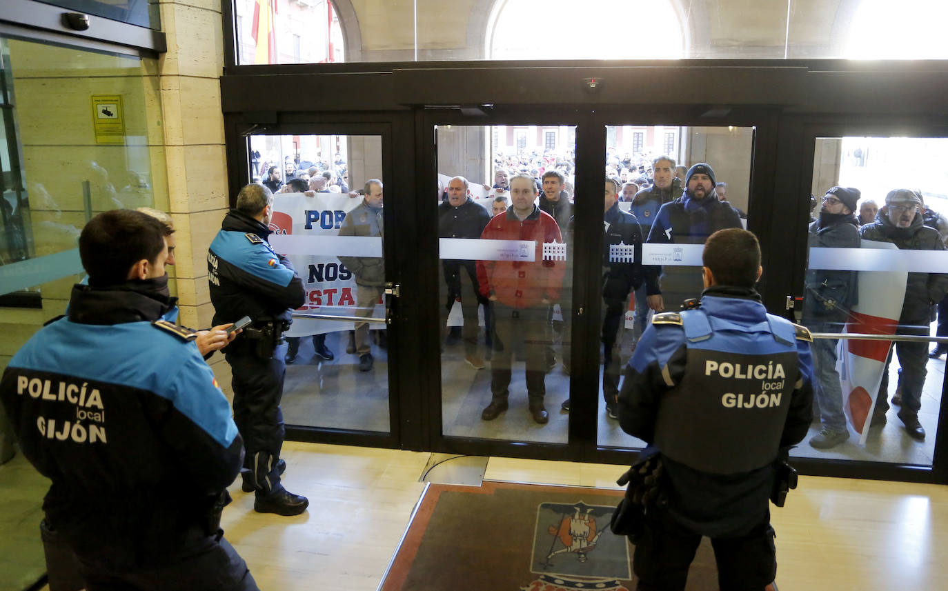 Protesta en Gijón de los trabajadores de EMTUSA