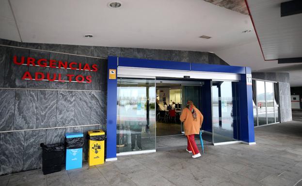 Herido un motorista de 52 años al salirse de la carretera en Peñamellera Baja