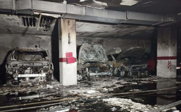 Cinco coches calcinados y otros tres con daños por un incendio en un garaje de Avilés