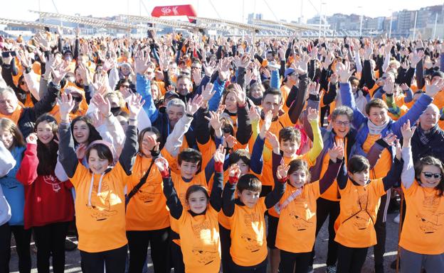 Una mareona naranja de solidaridad con las familias de niños con cáncer