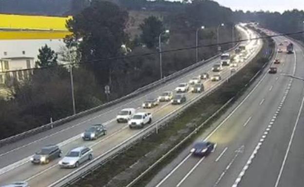 Un accidente en la A-8 provoca retenciones kilométricas en sentido Oviedo