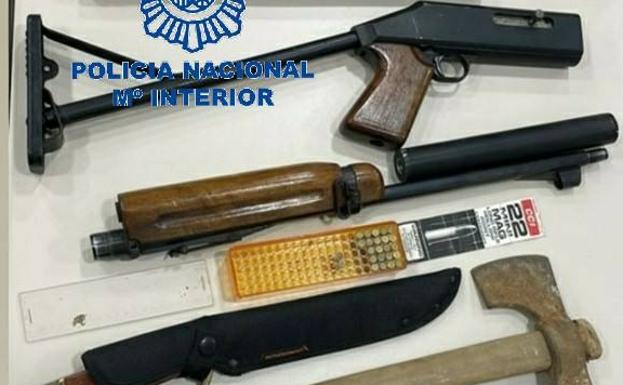 Detienen en la estación de Oviedo a un hombre por llevar varias armas en el equipaje, entre ellas un hacha y varias navajas