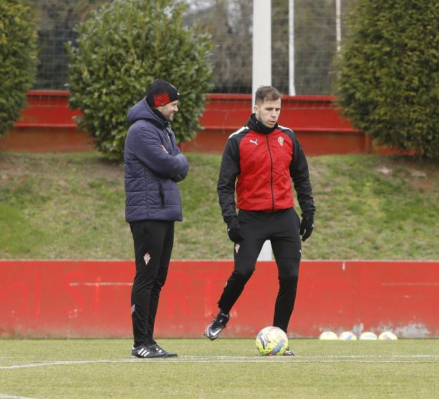 El Sporting quiere ampliar la línea de ropa en recuerdo a Quini a otras de sus leyendas