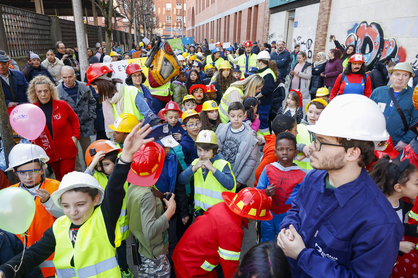 El carnaval más colorido en los colegios asturianos