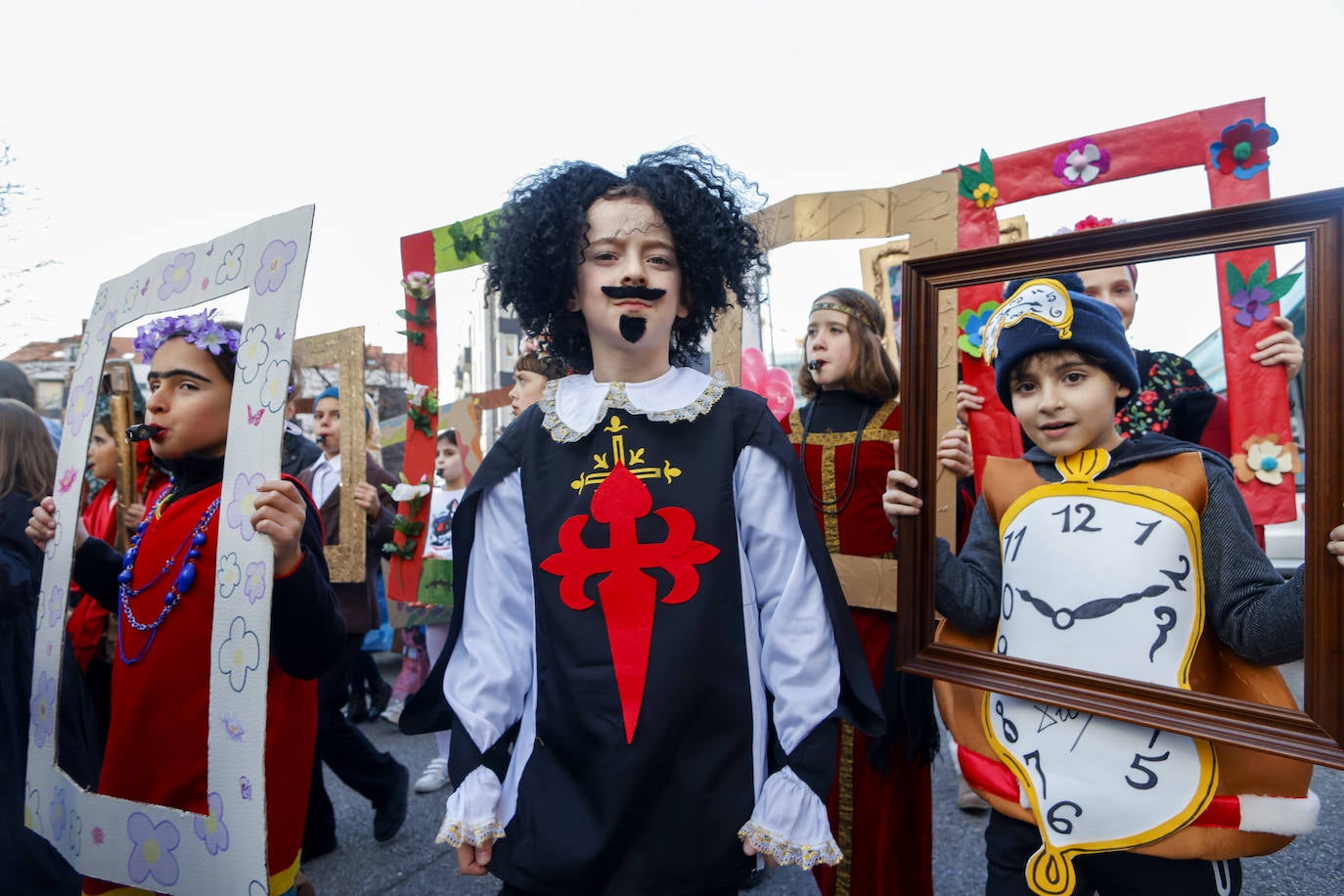 Arte, superhéroes y reivindicación en el Antroxu de la zona oeste de Gijón