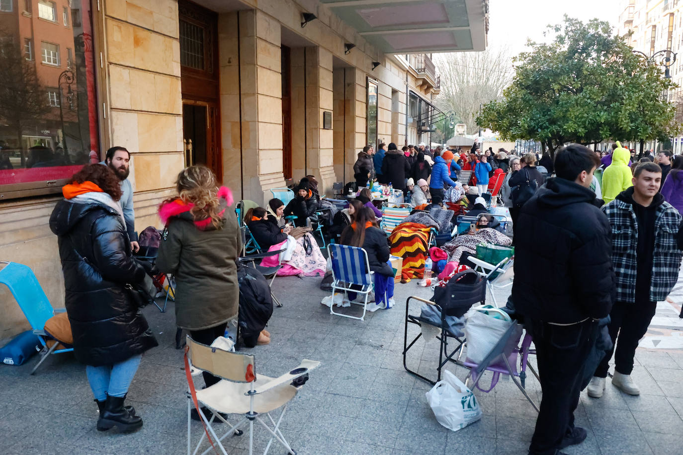 Largas colas en el Jovellanos para disfrutar de las charangas