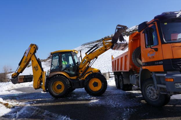 Comienza la retirada de nieve del parking de Buferrera