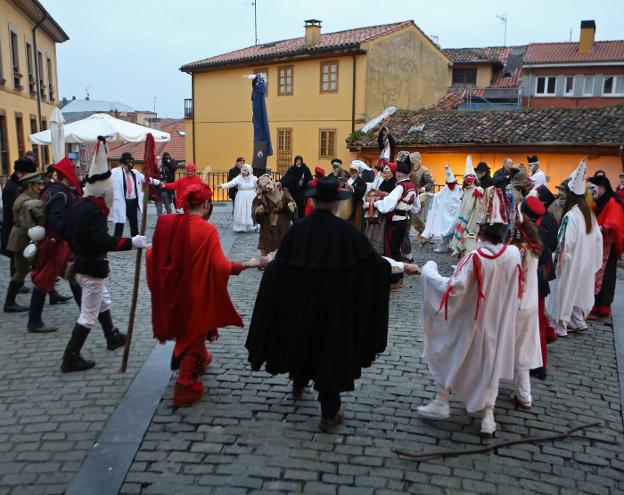 Los Mazcaritos plantan 'la vieya' en el Oviedo Antiguo