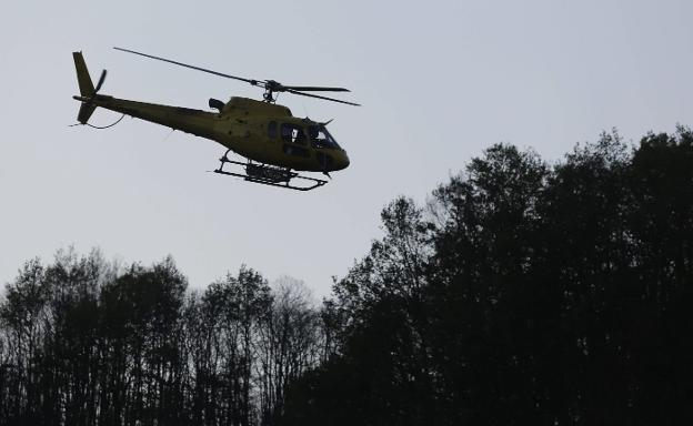 Tres bomberos, heridos en Sobrescobio en un incendio forestal al volcar su vehículo