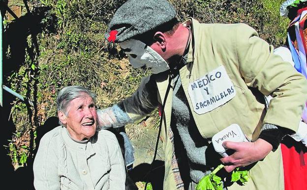 Los guilandeiros reivindican la vida en el medio rural con su mascarada