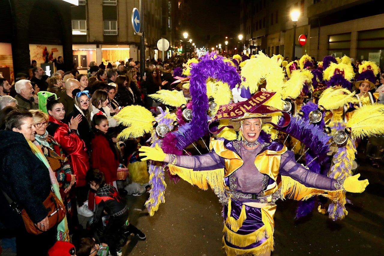 Diversión por las calles de Gijón en el desfile del Antroxu