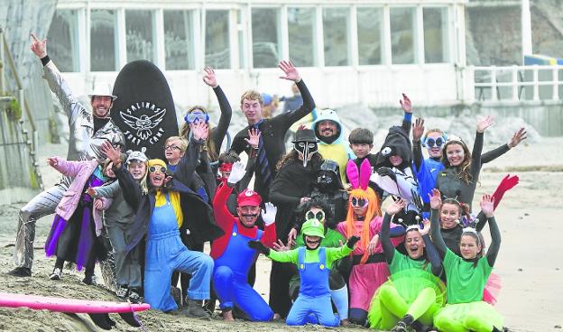 Carnaval sobre tablas de surf en Salinas