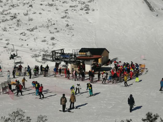 La afluencia de usuarios a Fuentes de Invierno provoca un «llenazo total» en Aller