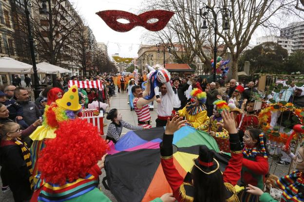 Ilusión a todo color en el desfile infantil a ritmo de Rosalía