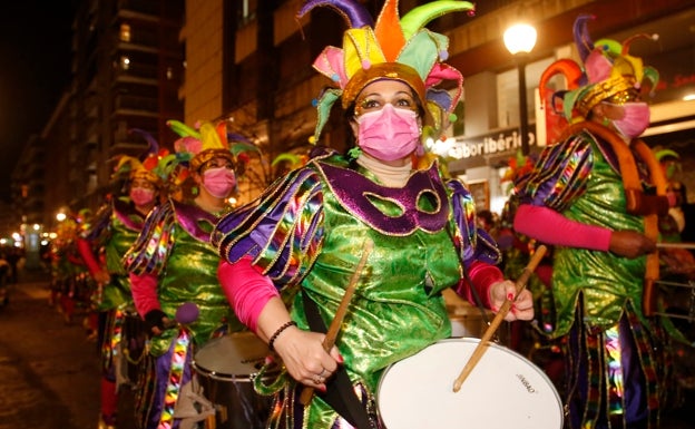 El desfile de Antroxu de Gijón contará con 1.824 personas entre carrozas y charangas