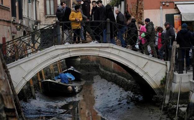 La sequía deja sin agua los canales de Venecia en plenos carnavales