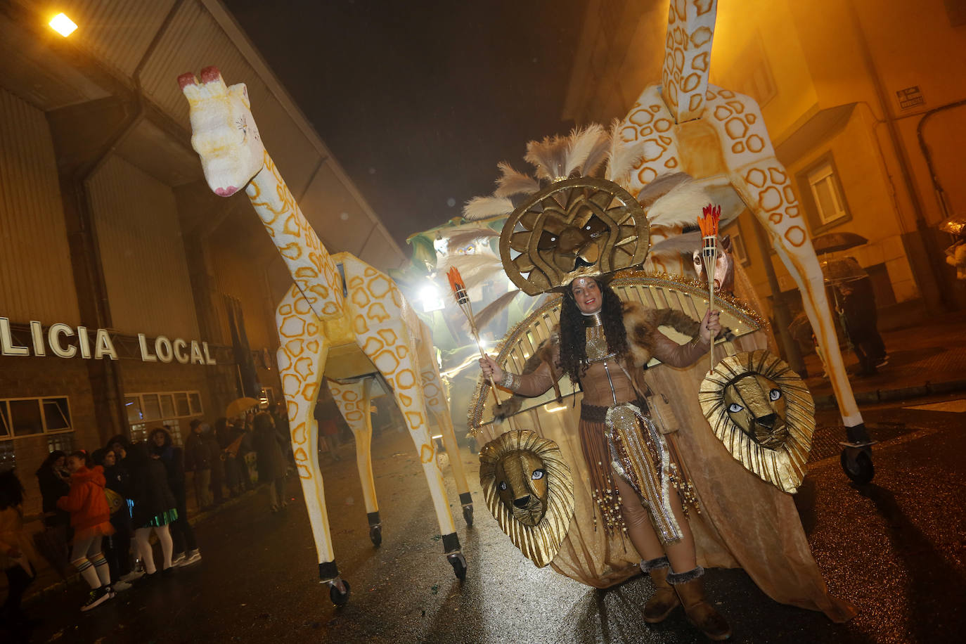 La 'Gaitaxia' coloniza el desfile de Antroxu de Avilés