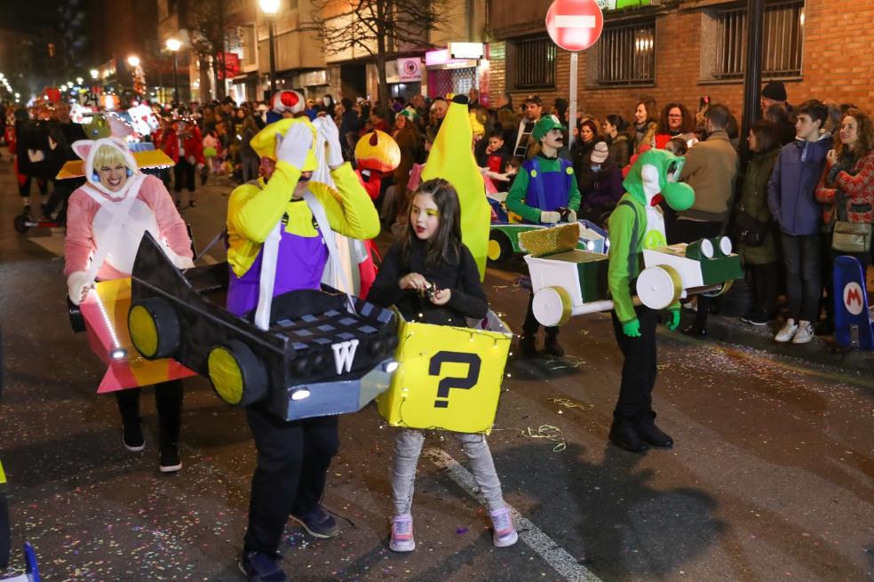 El ritmo, la luz y el color inundan las calles