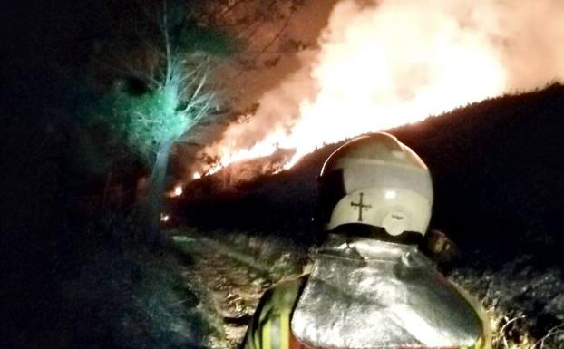 Los incendios forestales siguen sin dar tregua: Asturias suma más de treinta fuegos en un día