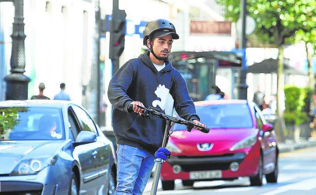 Oviedo dará «más protección» a peatones, ciclistas y usuarios de patinetes en la nueva norma