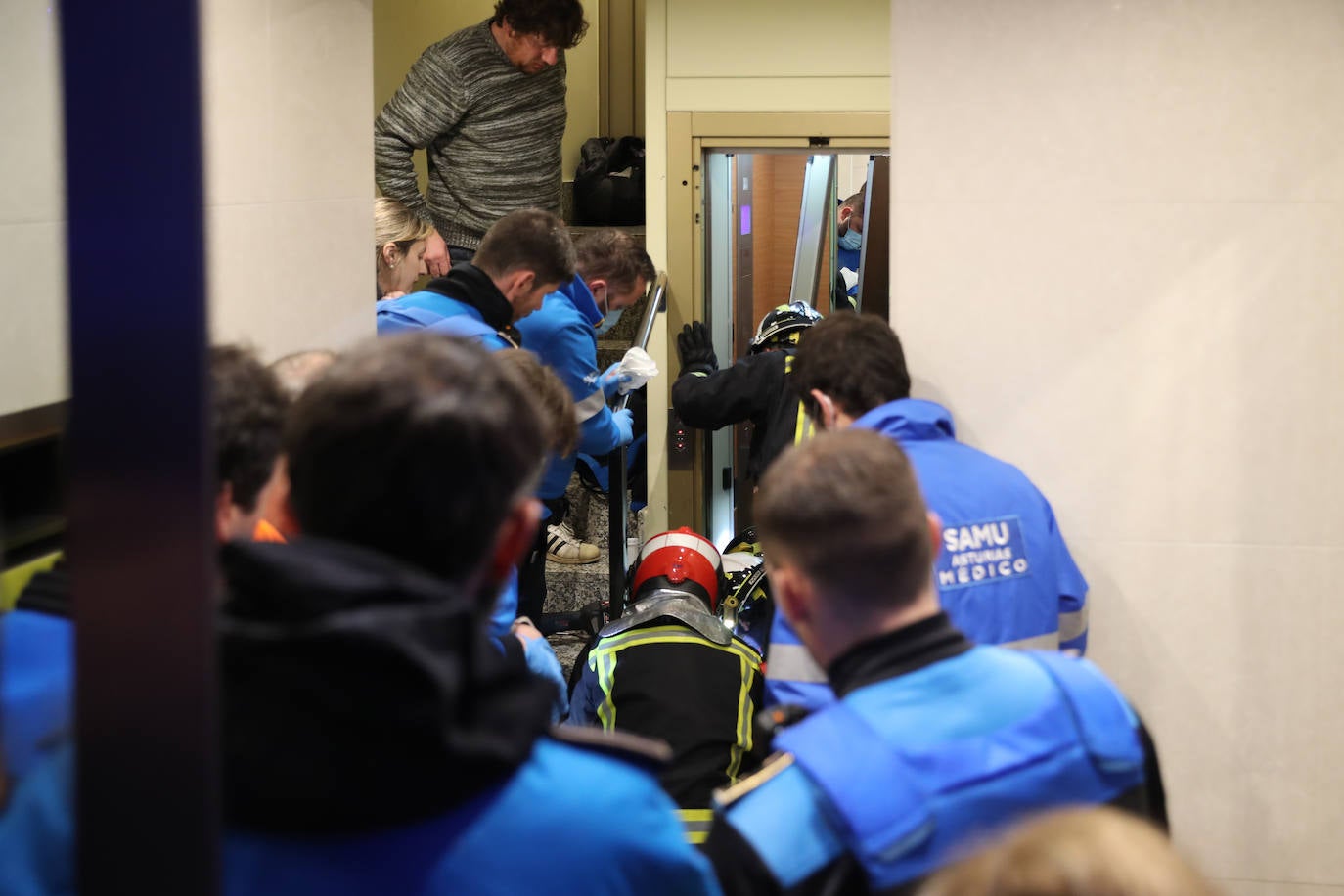 Rescatan a una niña que tenía una mano atrapada en un ascensor en Gijón