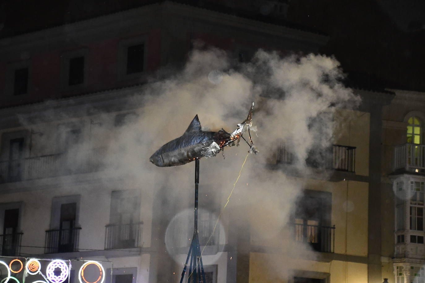 Avilés entierra su sardina en fuego y agua