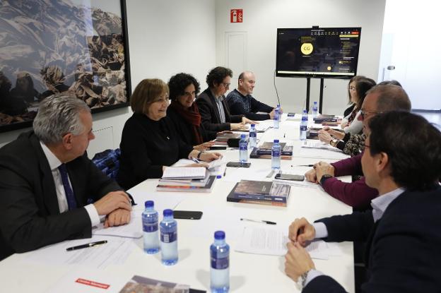 El Niemeyer cede al Principado una escultura de Juan Genovés para saldar su deuda millonaria