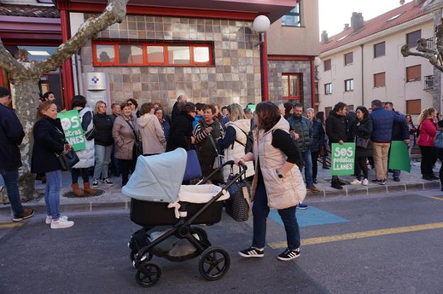 «La única solución son los dos pediatras en Llanes, las familias vamos a seguir luchando»