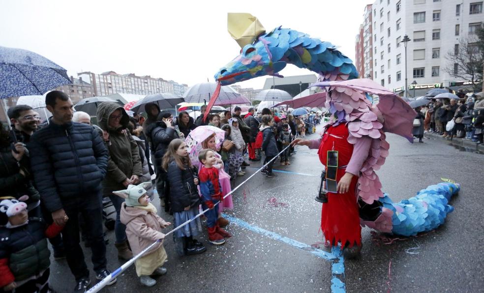 La 'Gaitaxia' coloniza el desfile de Antroxu