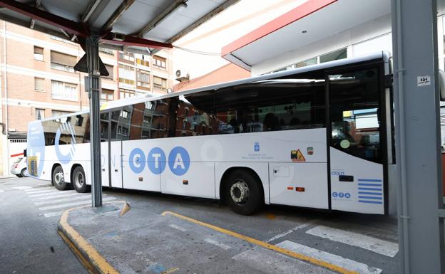 Barbón garantiza la tarifa plana para el transporte público por carretera más allá de 2023