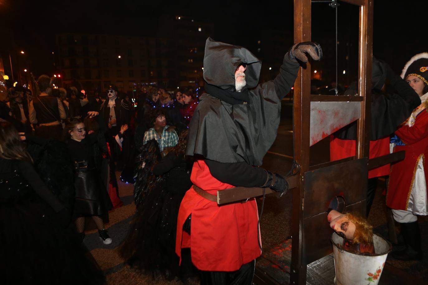 Mieres vive «con mucha alegría» su Gran Antroxu con el desfile de grupos por las calles