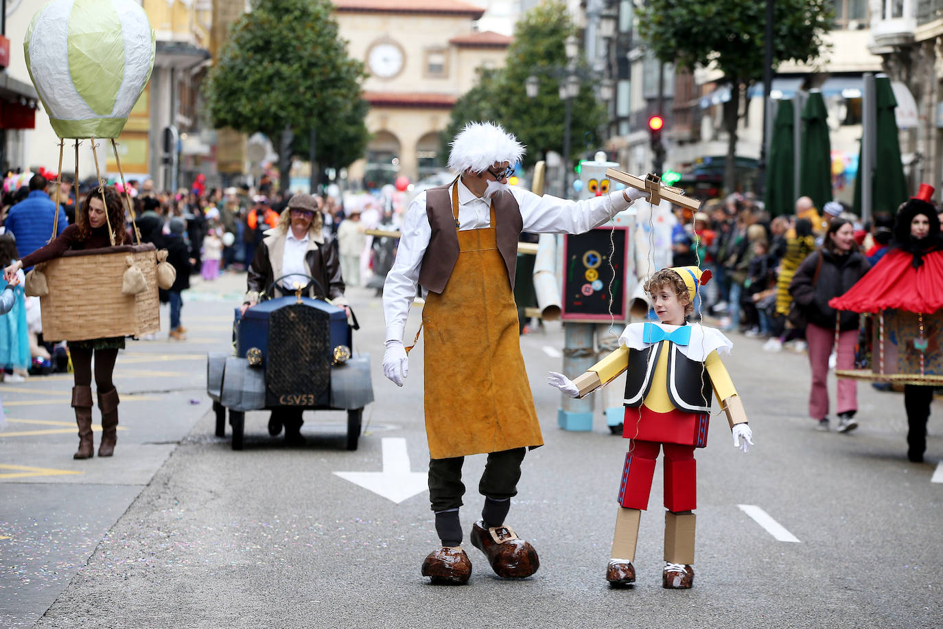 Derroche de color y diversión en el carnaval de Oviedo