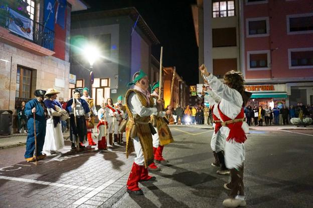 Un Fayuela para la voz que «lleva Parres por bandera»