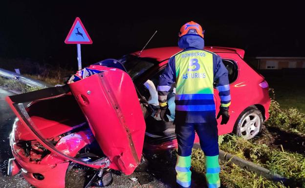 Una colisión entre dos turismos deja dos heridos en Llanera, a la altura de Robledo