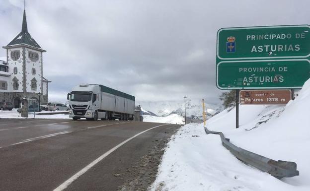 Los puertos de montaña asturianos recuperan la normalidad tras una jornada complicada por la nieve