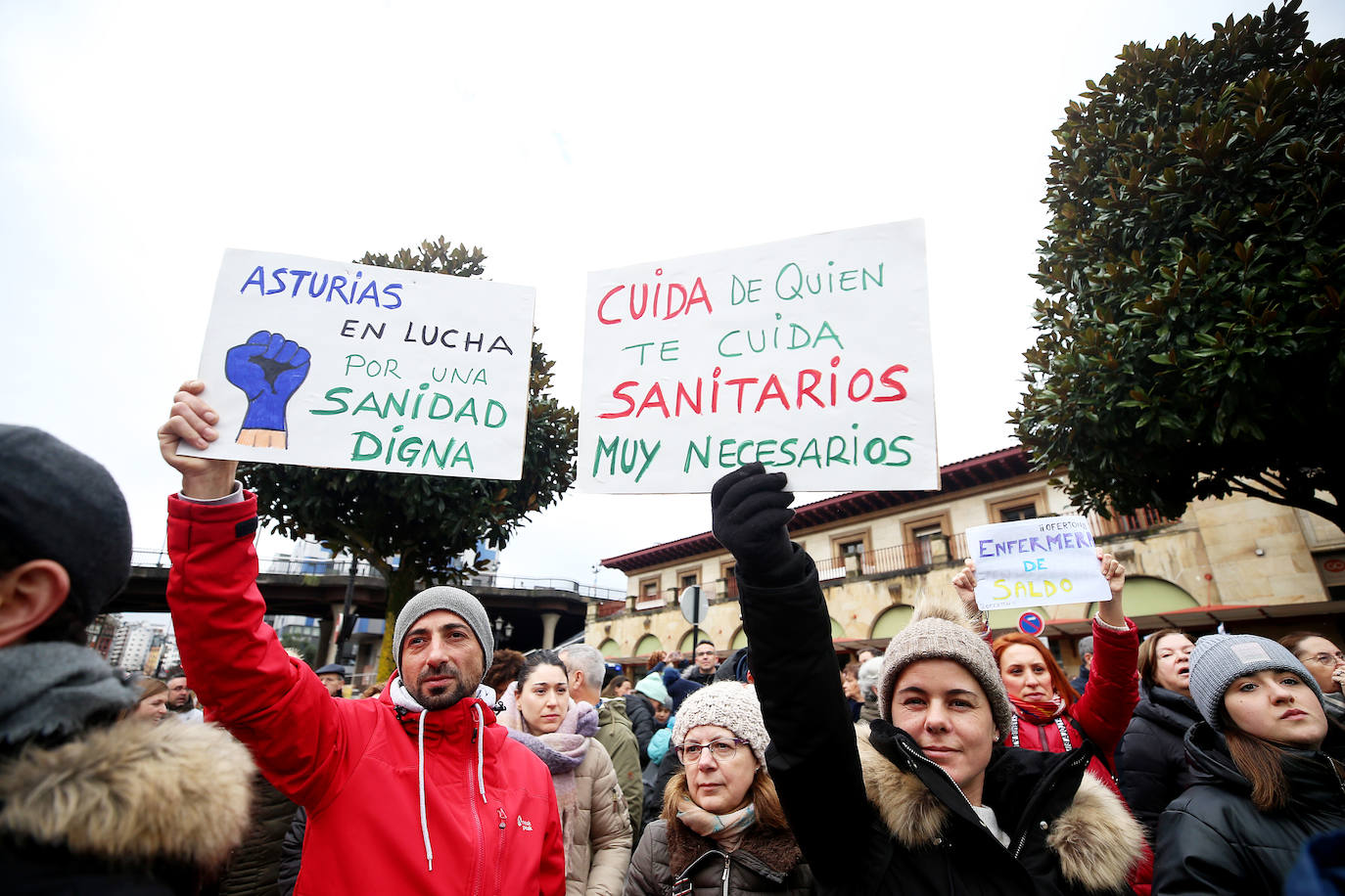 Miles de sanitarios asturianos salen a la calle para protestar por sus condiciones laborales