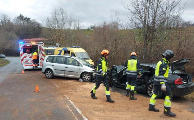 Tres heridos, entre ellos un menor de edad, en un accidente de tráfico en Cangas de Onís