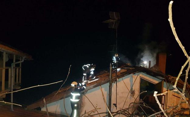 Quema la chimenea y el tejado de una casa en Pravia