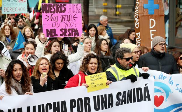 4.000 sanitarios asturianos protestan por sus condiciones laborales: «Barbón, escucha, la sanidad está en lucha»