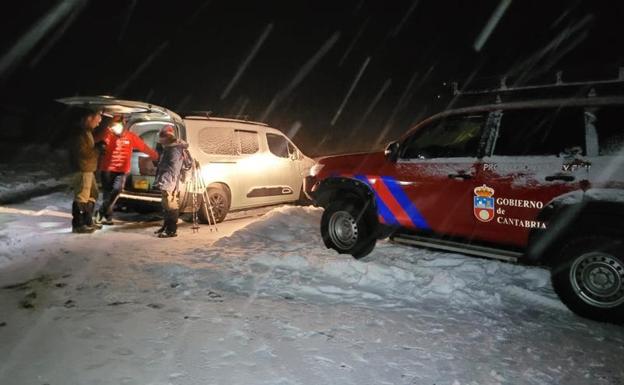 Complicado rescate entre la niebla en los Picos de Europa: dos asturianos llevaban atrapados desde el sábado tras sufrir una caída