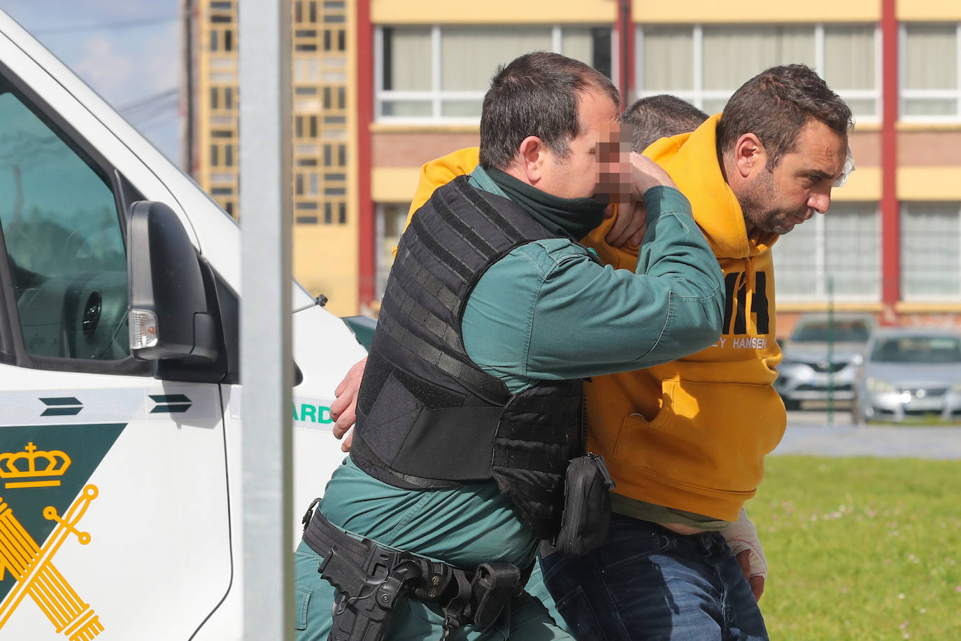 Gran despliegue policial a la llegada a los juzgados del presunto asesino de un joven en Trevías