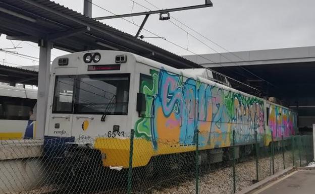 Los grafitis en los trenes de Asturias cuestan a Renfe más de un millón de euros al año