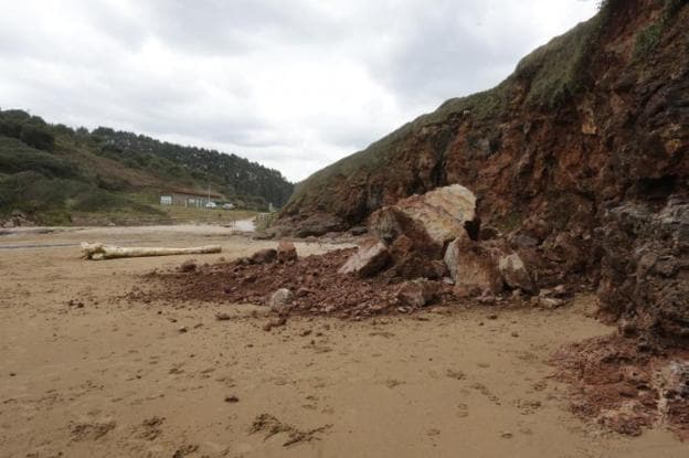 Un argayo de grandes dimensiones dificulta el acceso a la playa de Xivares
