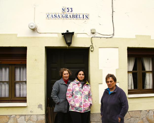 Vecinos de Gedrez sofocan el incendio que se desató en una casa con sus inquilinos dentro