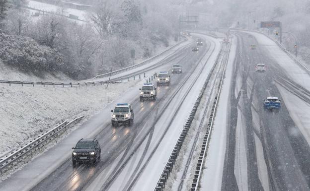 El frío temporal deja nieve a 200 metros en Asturias