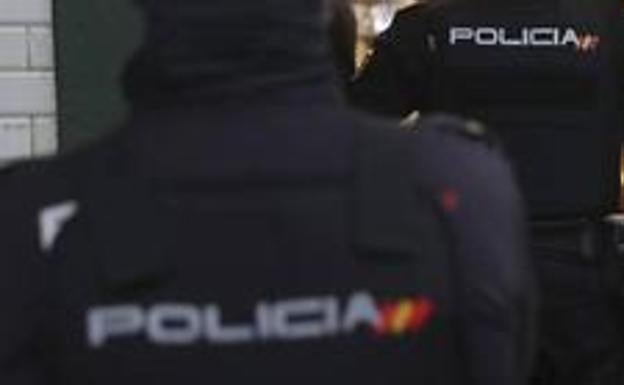 Detenido en Gijón por robar en un comercio y amenazar a los empleados para huir con el botín