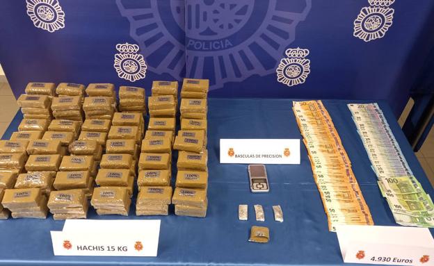 Detenidos el cabecilla y un miembro de una banda cuando intentaban distribuir 15 kilos de hachís en Gijón
