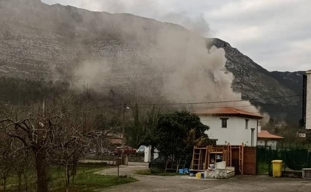 Un incendio daña la chimenea y parte del tejado en una vivienda de Ribadesella